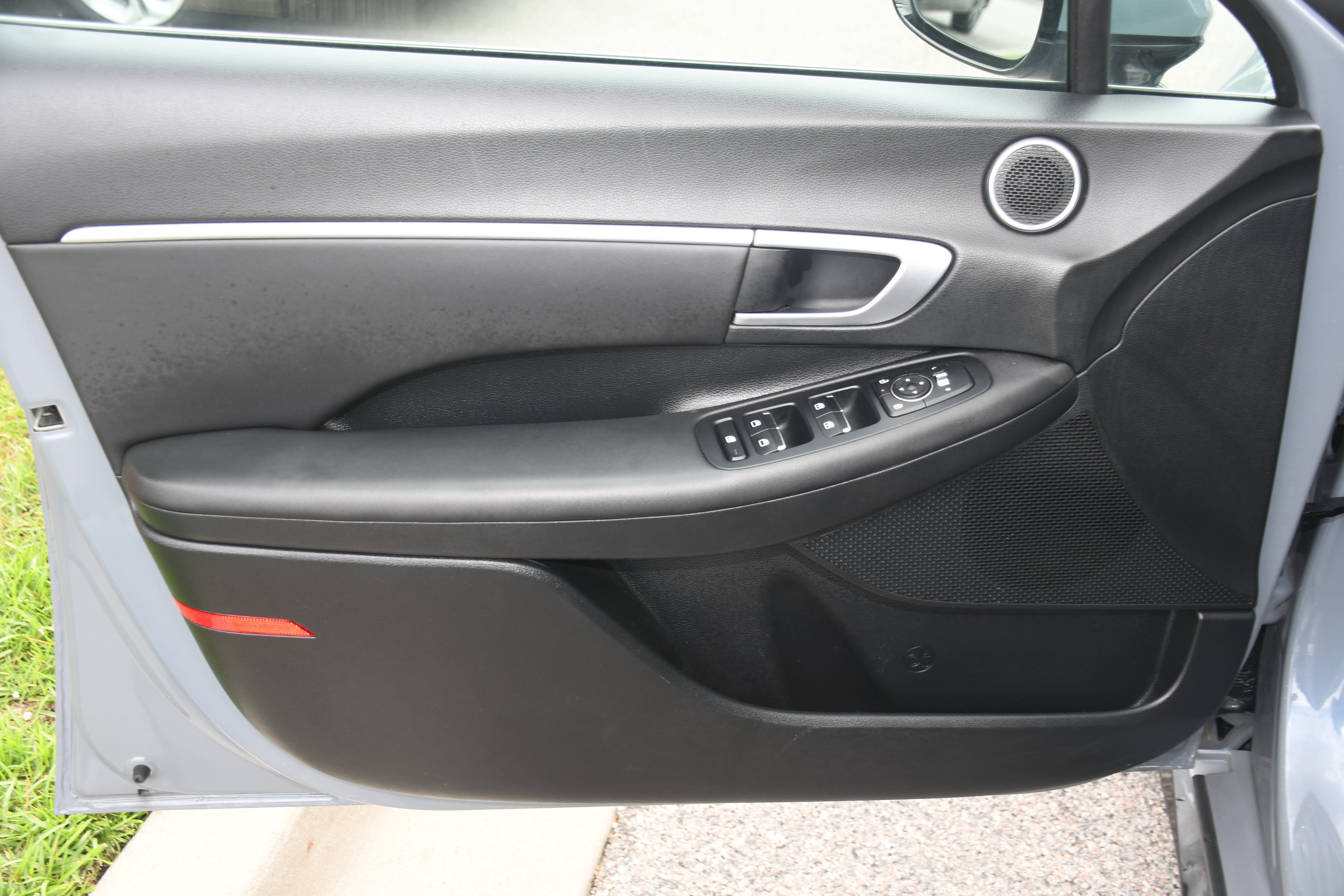 Used 2025 Blue Hyundai SEL image 9
