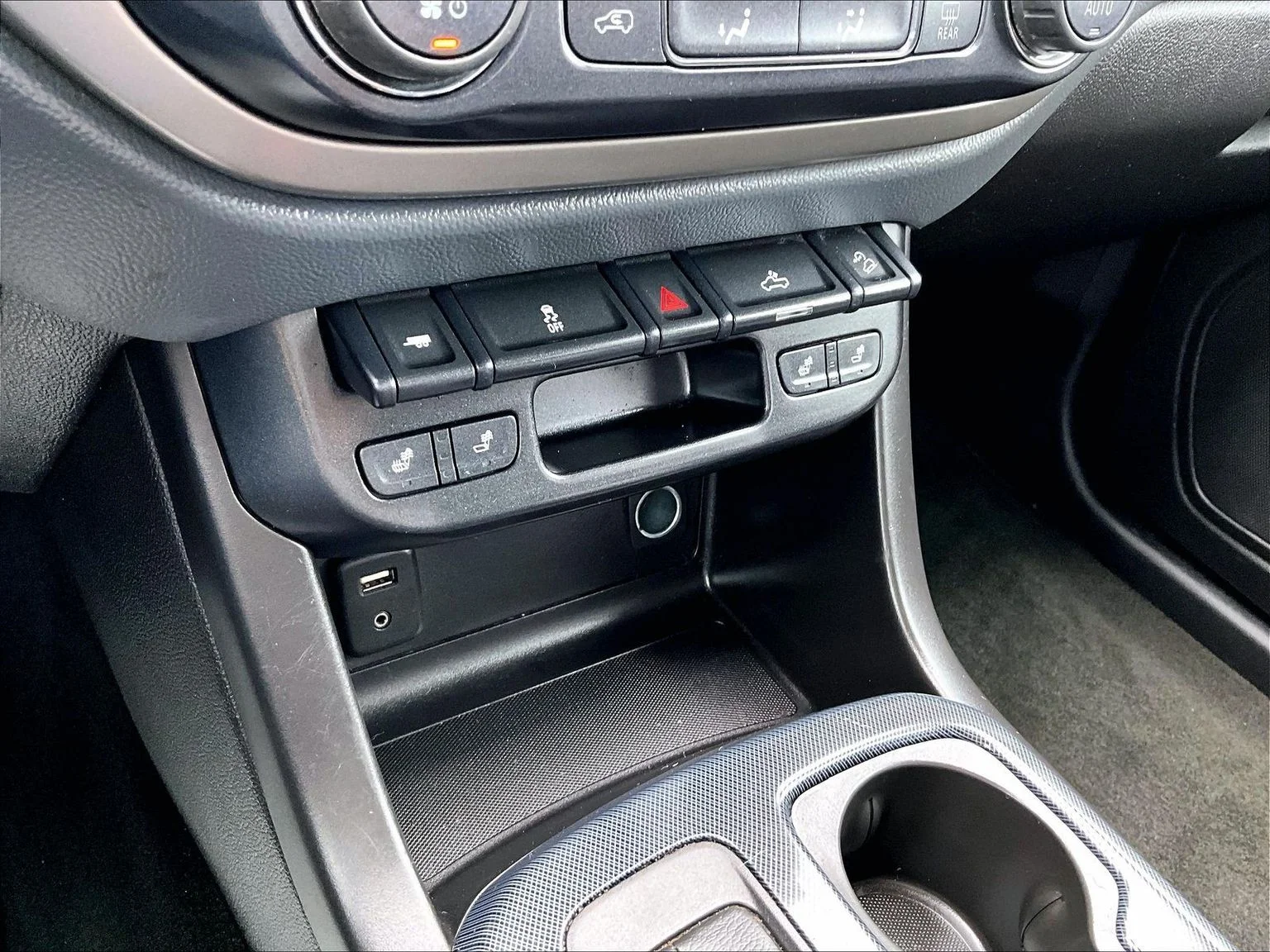 Used 2016 Black Chevrolet Z71 image 33