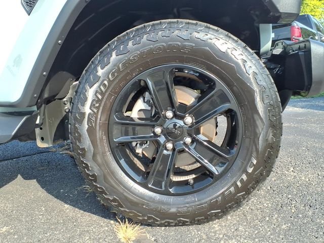 Used 2023 Gray Jeep Altitude image 9