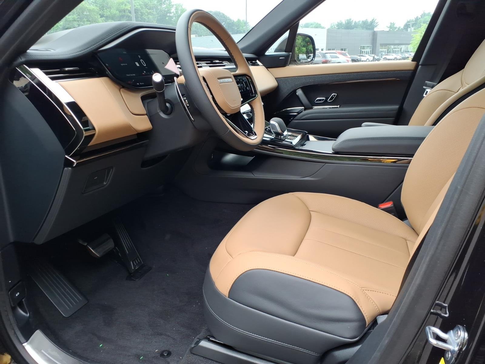 New 2026 Santorini Black LAND ROVER Dynamic SE image 17