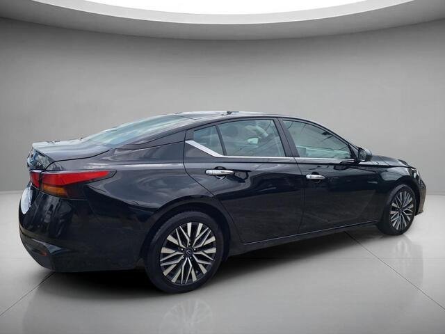 Used 2024 Super Black Nissan 2.5 SV image 5