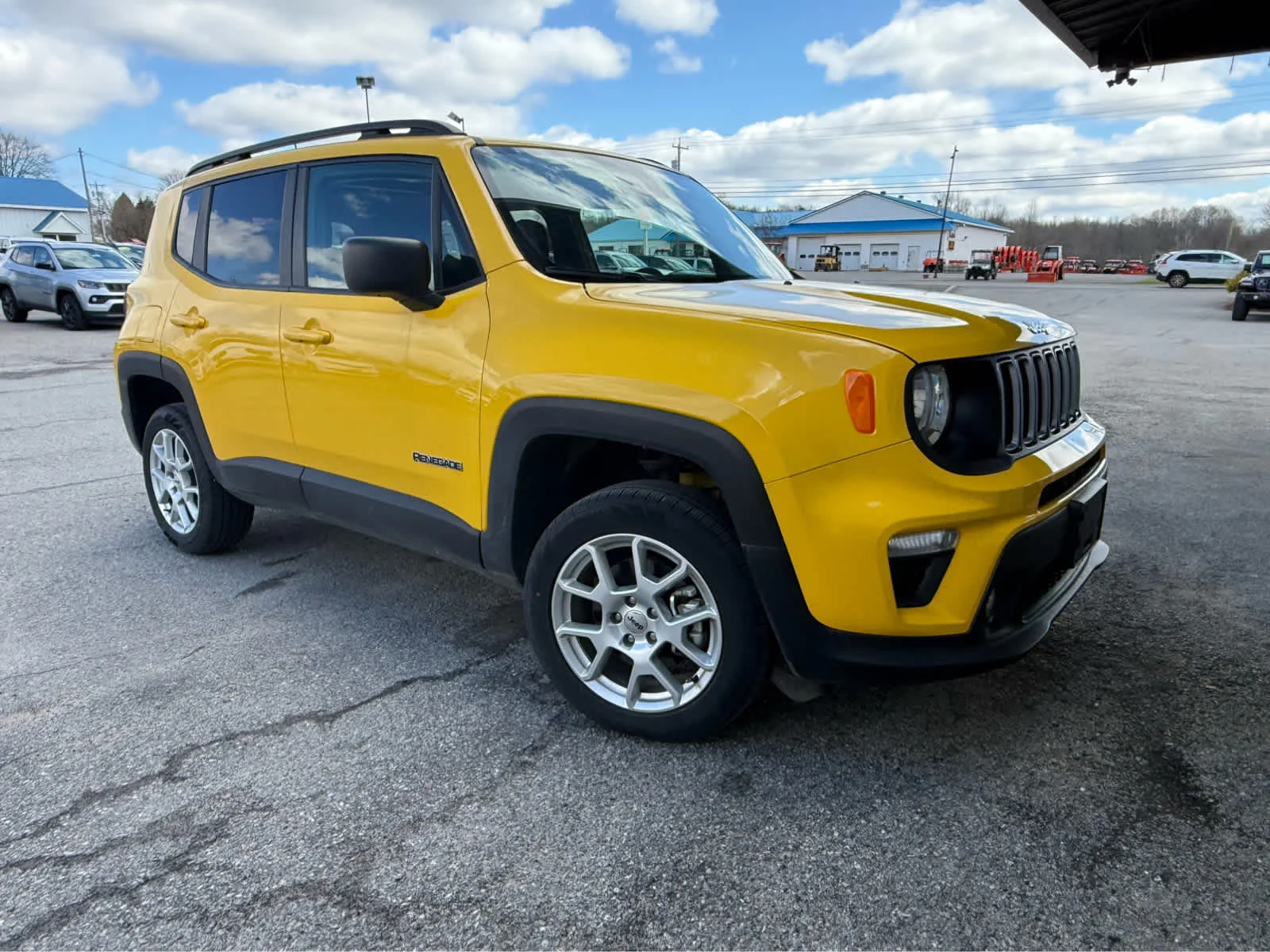 Used 2023 Solar Yellow Clearcoat Jeep Latitude image 4