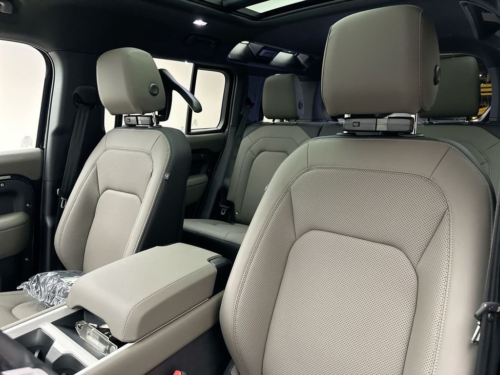 New 2026 Santorini Black Land Rover X-Dynamic SE image 10