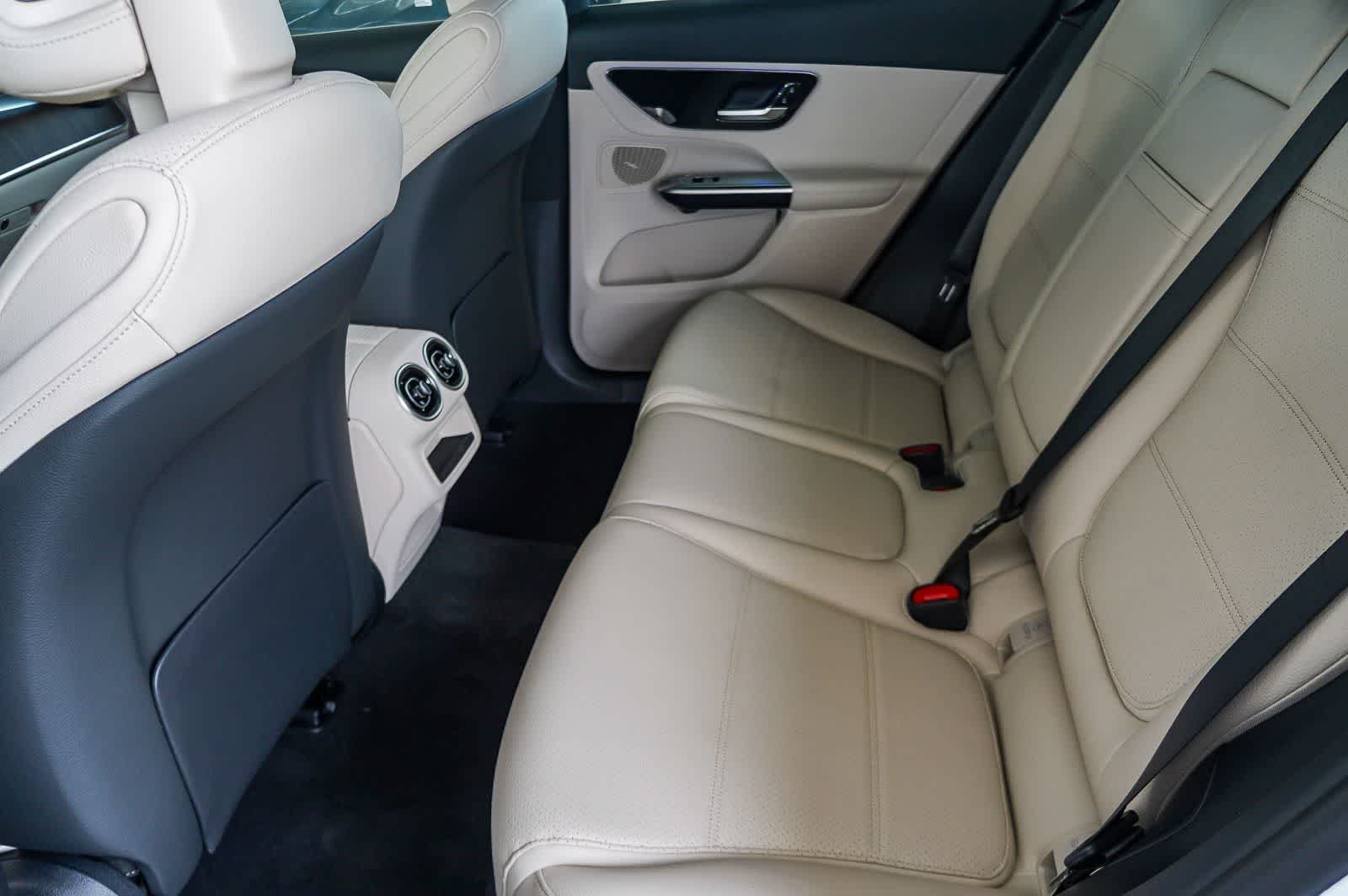 New 2026 Polar White Mercedes-Benz GLC 300 image 18