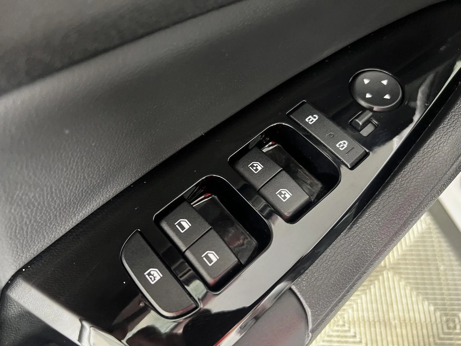 Used 2025 Glacial White Pearl Kia X-Line image 12