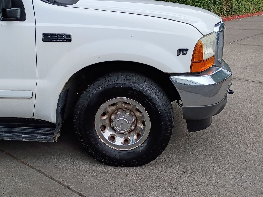 Used 2001 Oxford White Clearcoat Ford XL image 1