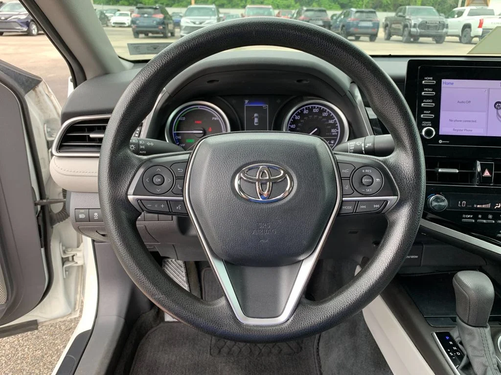 Used 2022 White Toyota LE image 26