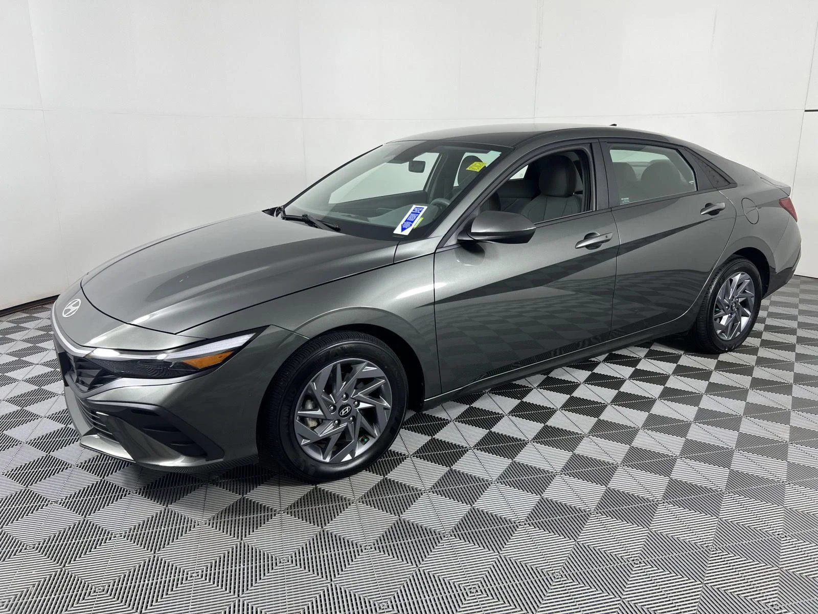 Used 2024 Amazon Gray Hyundai SEL image 6