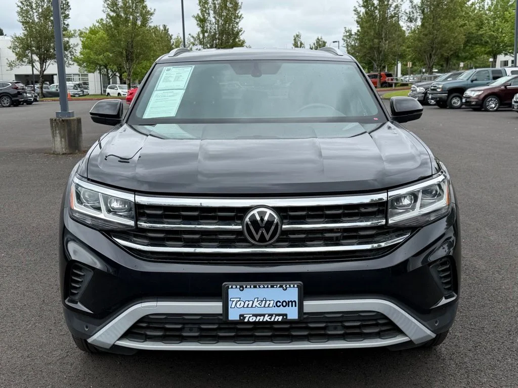 Used 2022 Deep Black Pearl Volkswagen 3.6L V6 SE w/Technology image 3