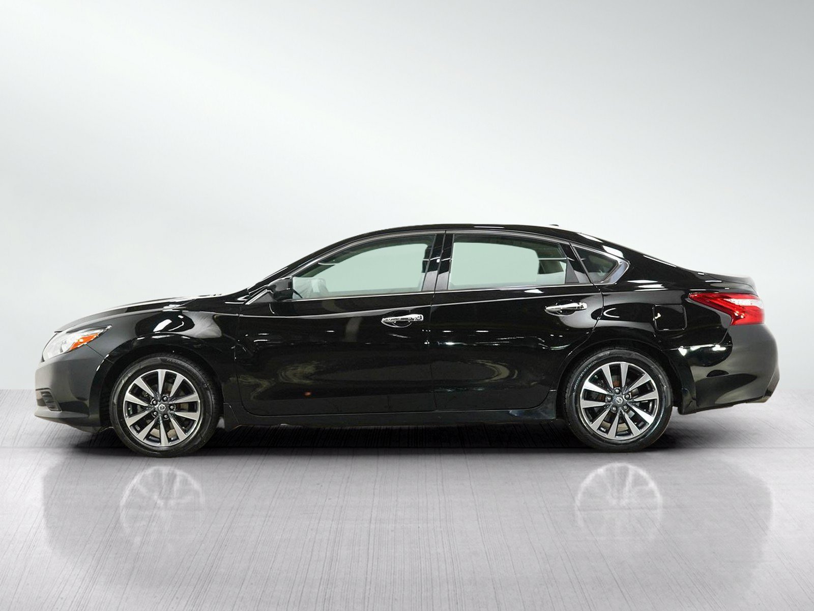 Used 2017 Nissan Altima SV with VIN 1N4AL3AP6HC214340 for sale in Minneapolis, Minnesota