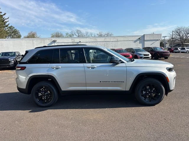 New 2026 Silver Zynith Exterior Paint Jeep Altitude image 28