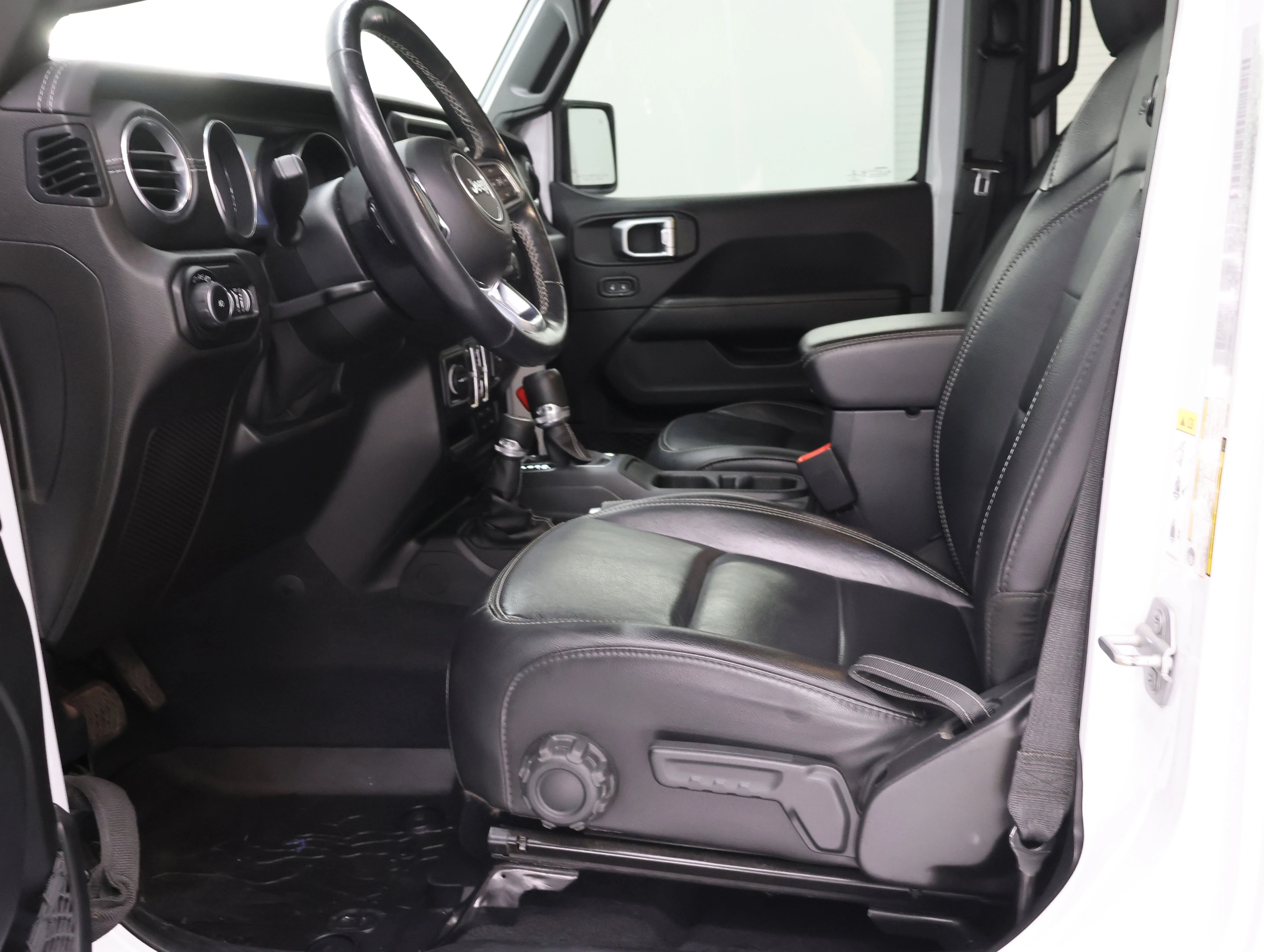 Used 2019 Bright White Clearcoat Jeep Unlimited Sahara image 7