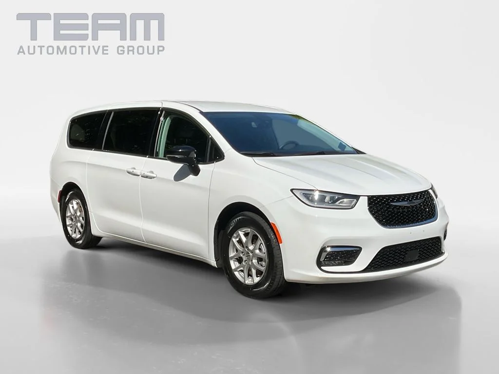 2024 Chrysler Pacifica Touring L's photo