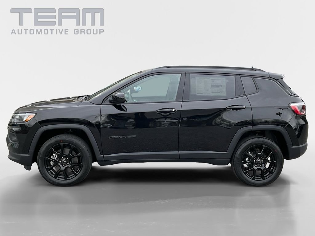 New 2026 Diamond Black Crystal Pearl-Coat Exterior Paint Jeep Latitude image 4