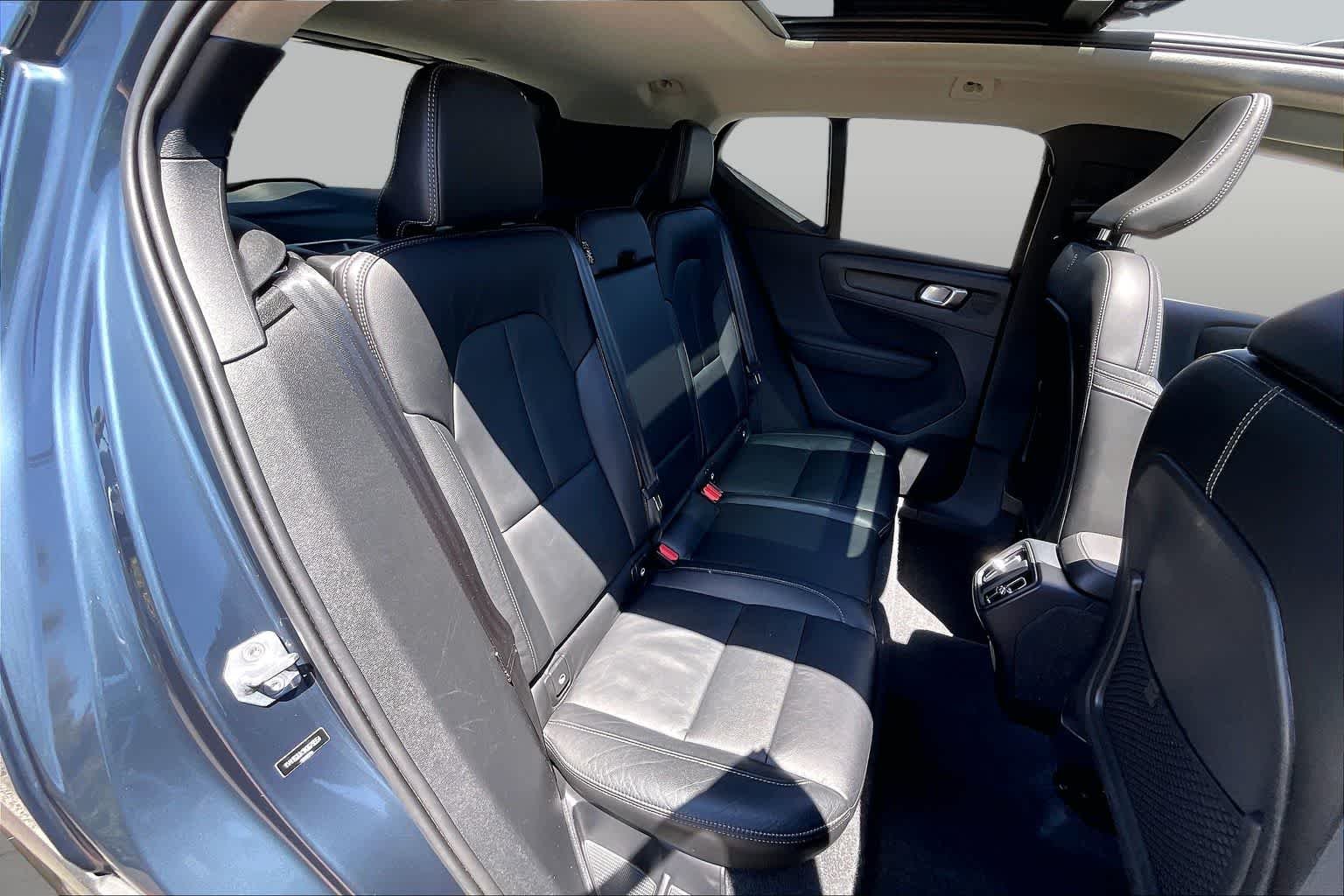 Used 2022 Denim Blue Metallic Volvo Momentum image 19