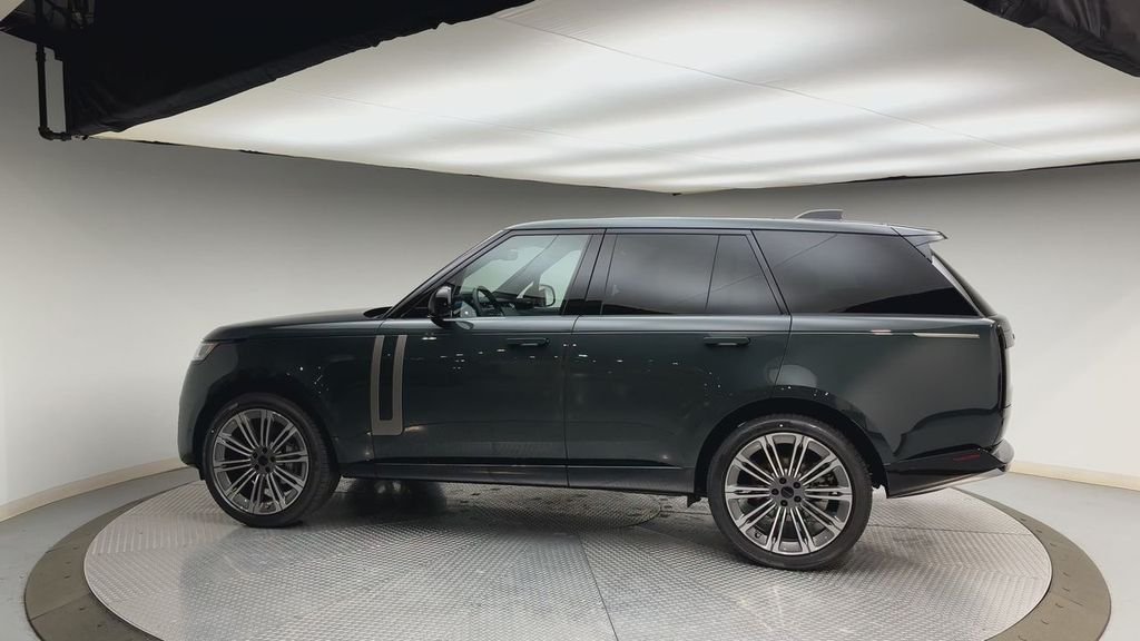 New 2026 Belgravia Green Metallic Land Rover SE image 5
