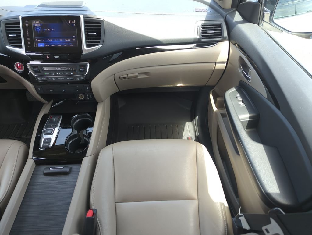 Used 2017  Honda Touring image 16