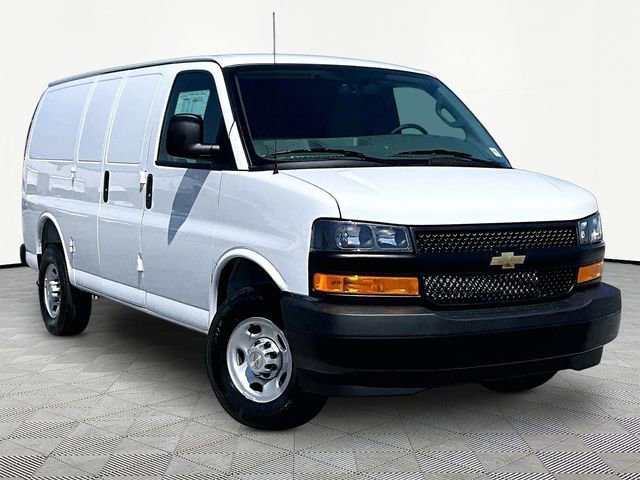 2026 Chevrolet Express 2500 Work Van HD's photo