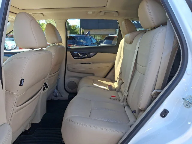 Used 2018 White Nissan SL image 11