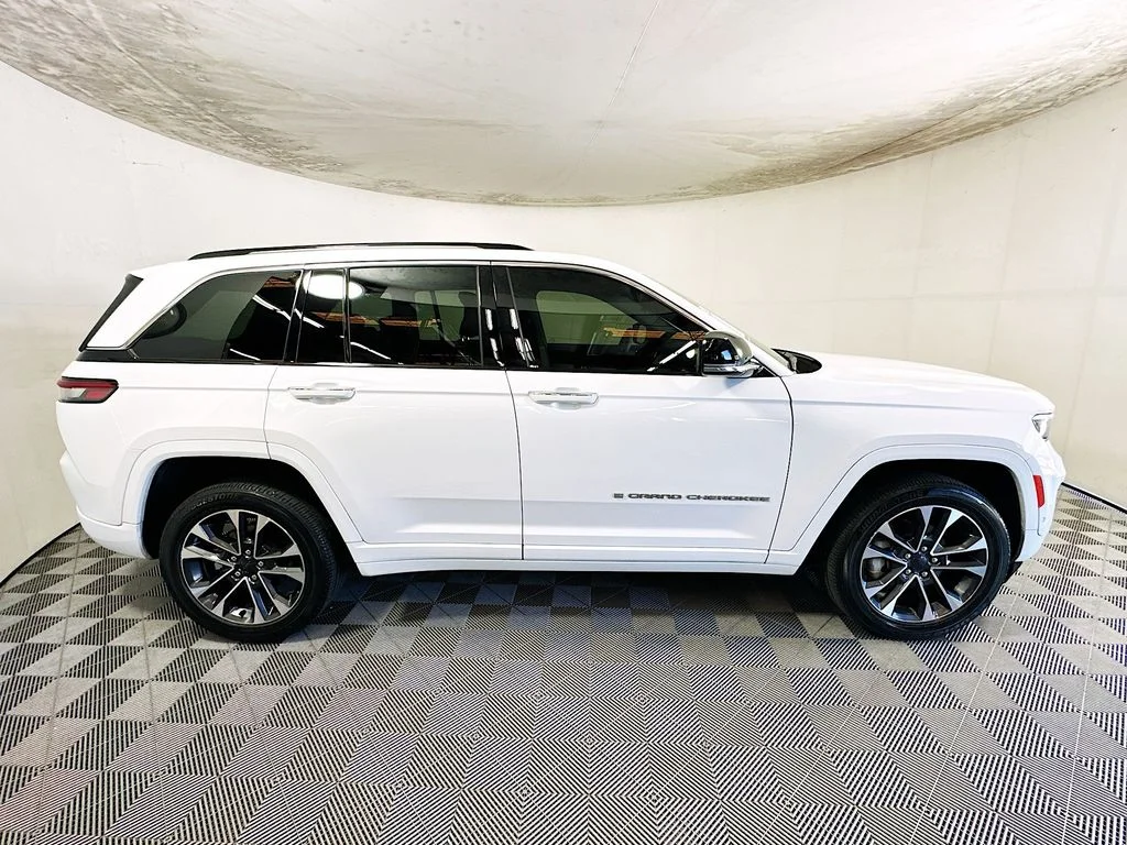 Used 2023 White Jeep Overland image 2
