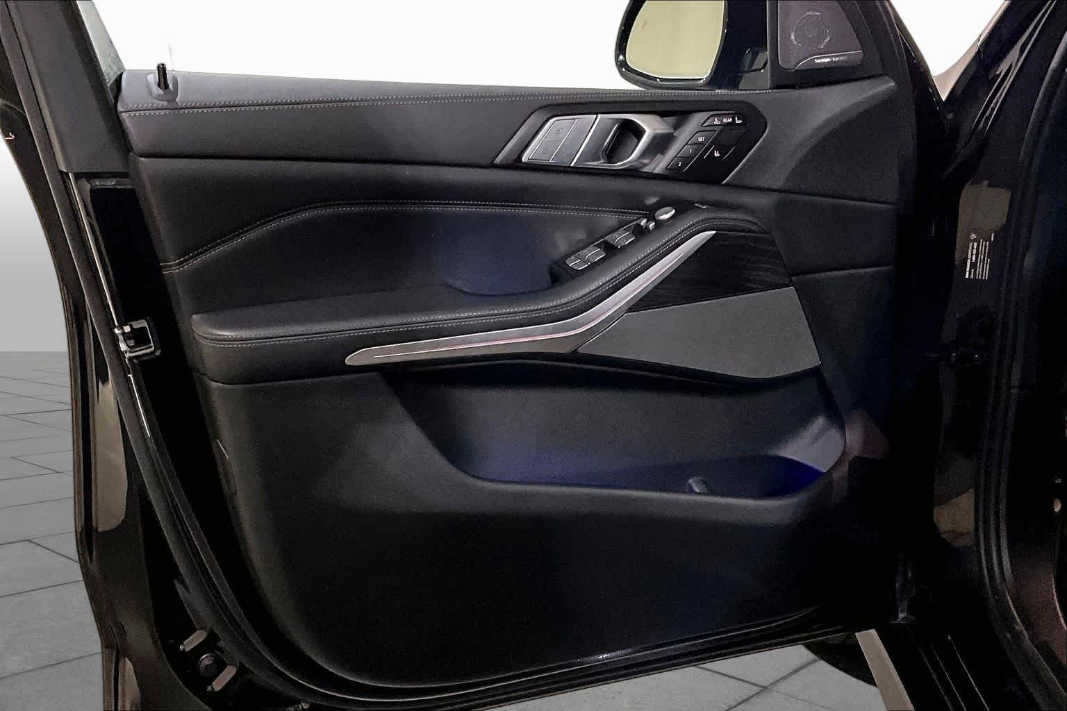Used 2022 Black Sapphire Metallic BMW M50i image 21