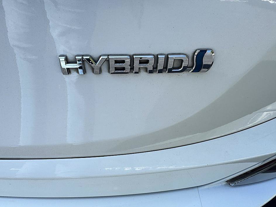 Used 2018 Super White Toyota Hybrid LE image 25