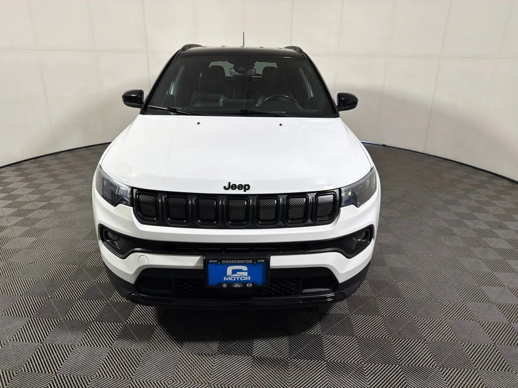 Used 2022 White Jeep Latitude image 3