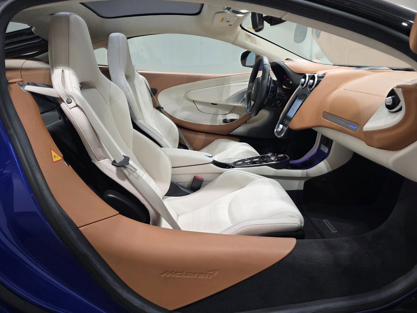 Used 2023 Aurora Blue McLaren  image 17