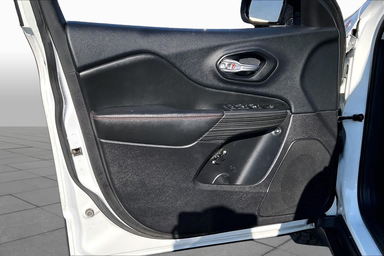 Used 2016 Bright White Clearcoat Jeep Trailhawk image 21