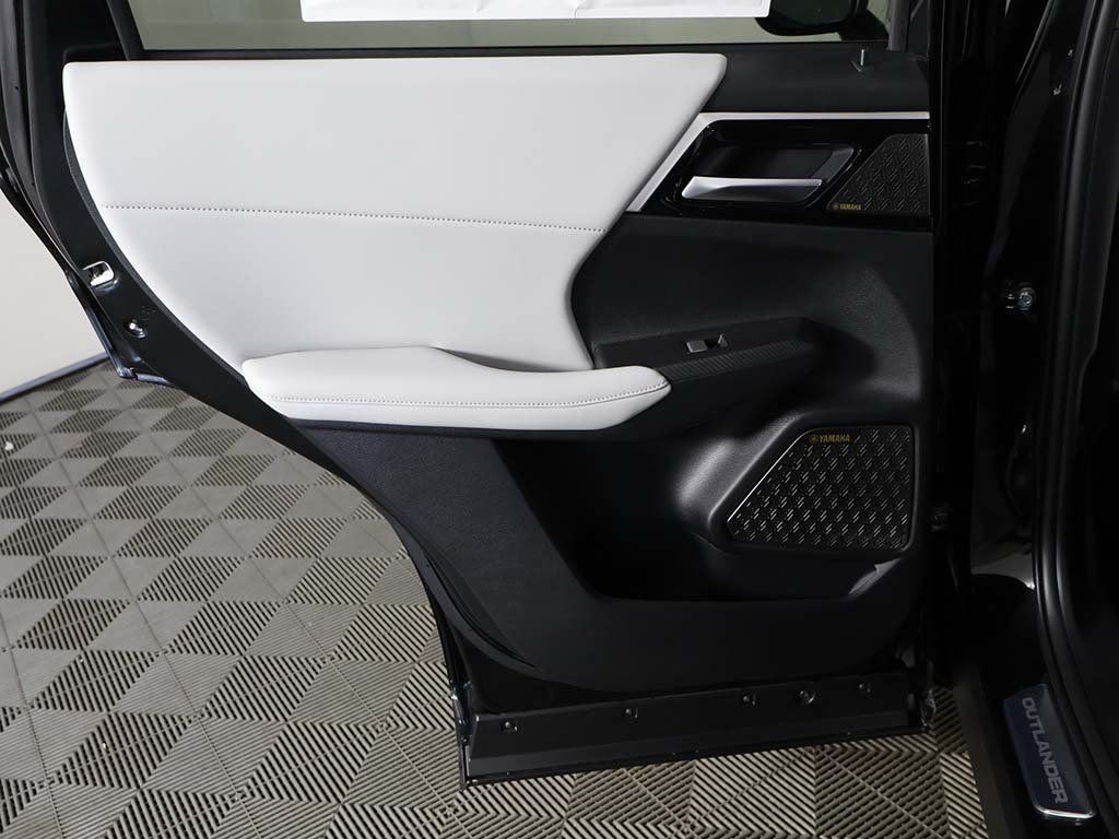 2025 Mitsubishi Outlander SE - Photo 28