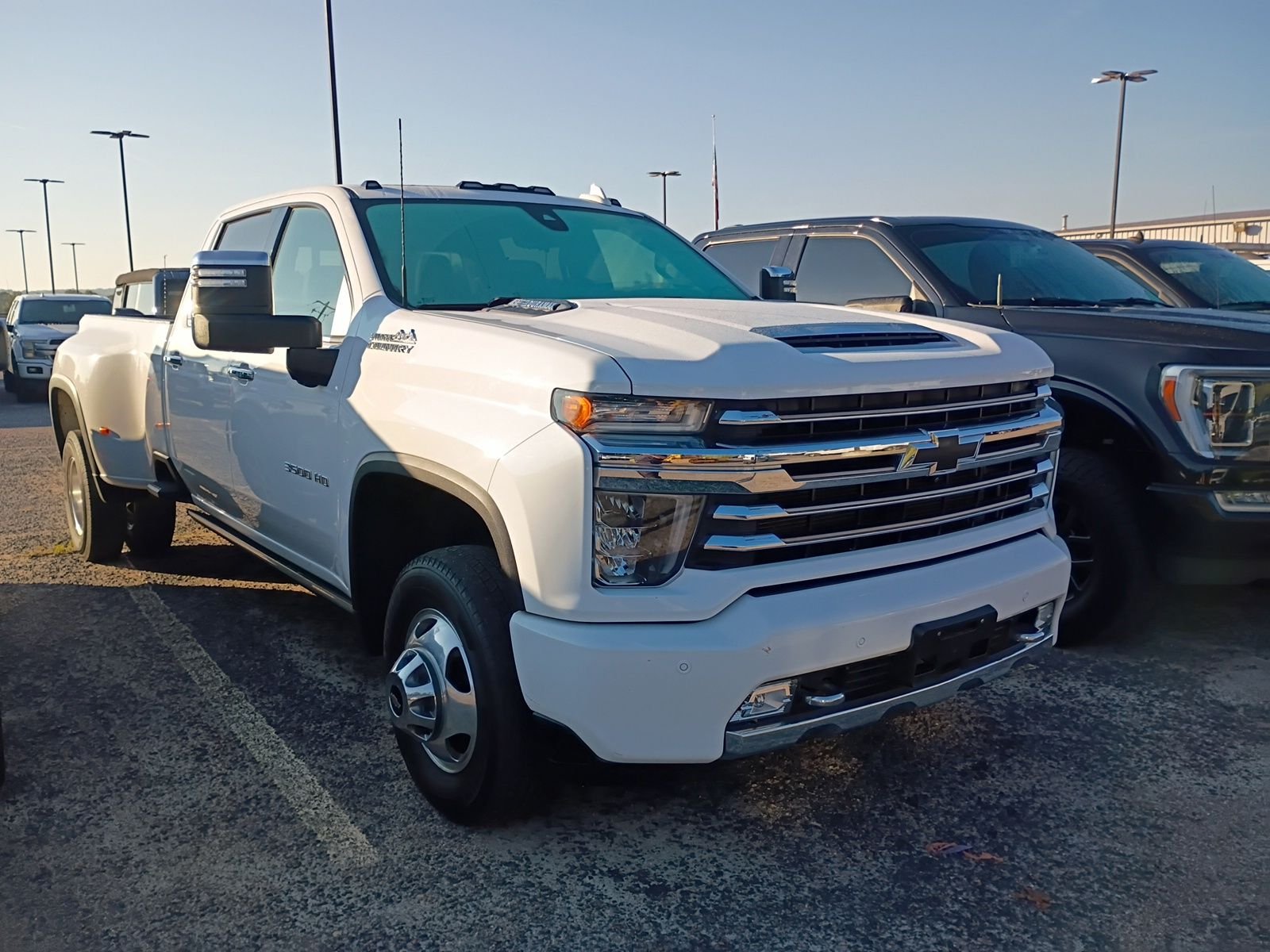 Used 2021 White Chevrolet High Country image 3