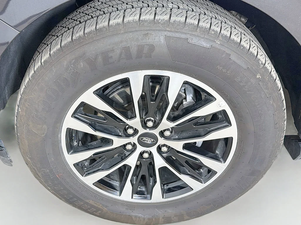 Used 2025 Gray Metallic Ford Platinum image 25