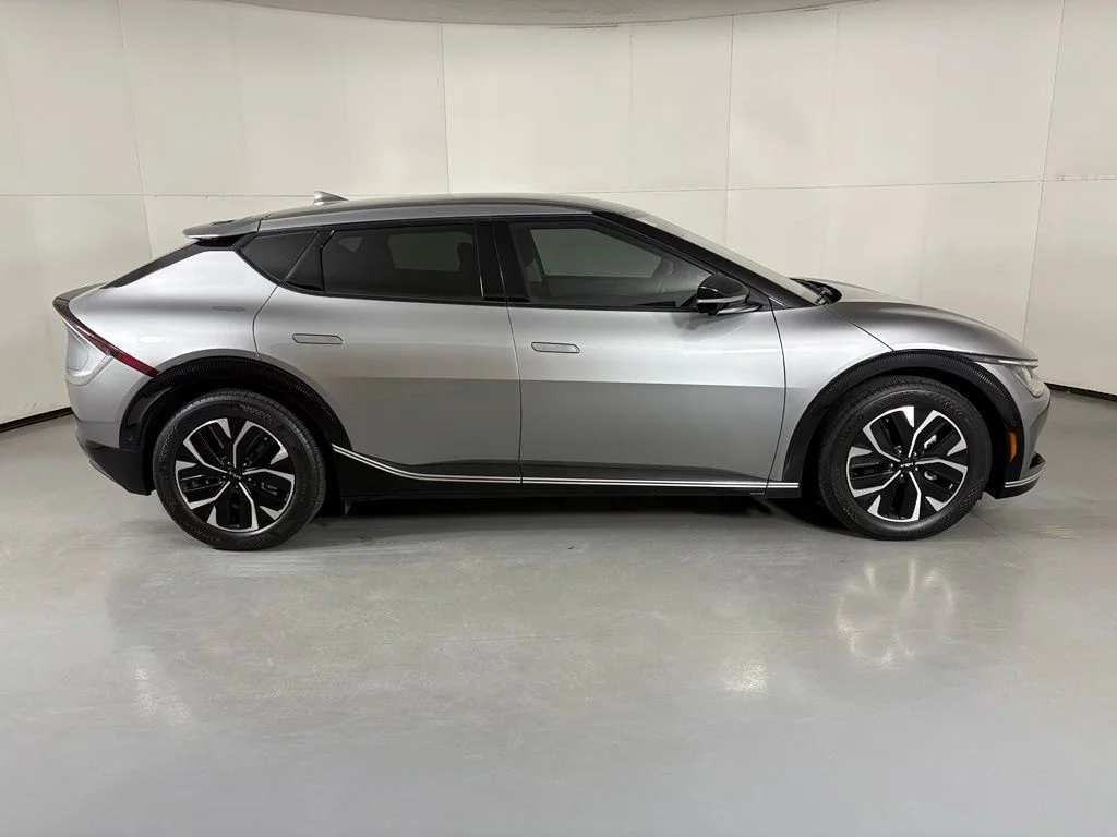 Used 2023 Gray Kia Wind image 9