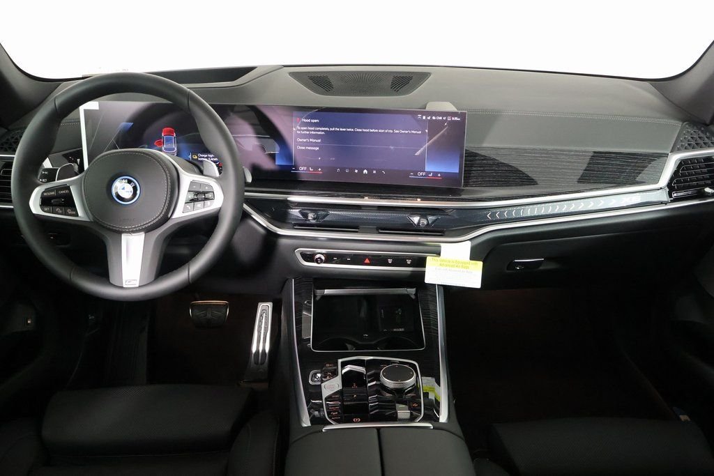 New 2026 Skyscraper Grey Metallic BMW xDrive50e image 4