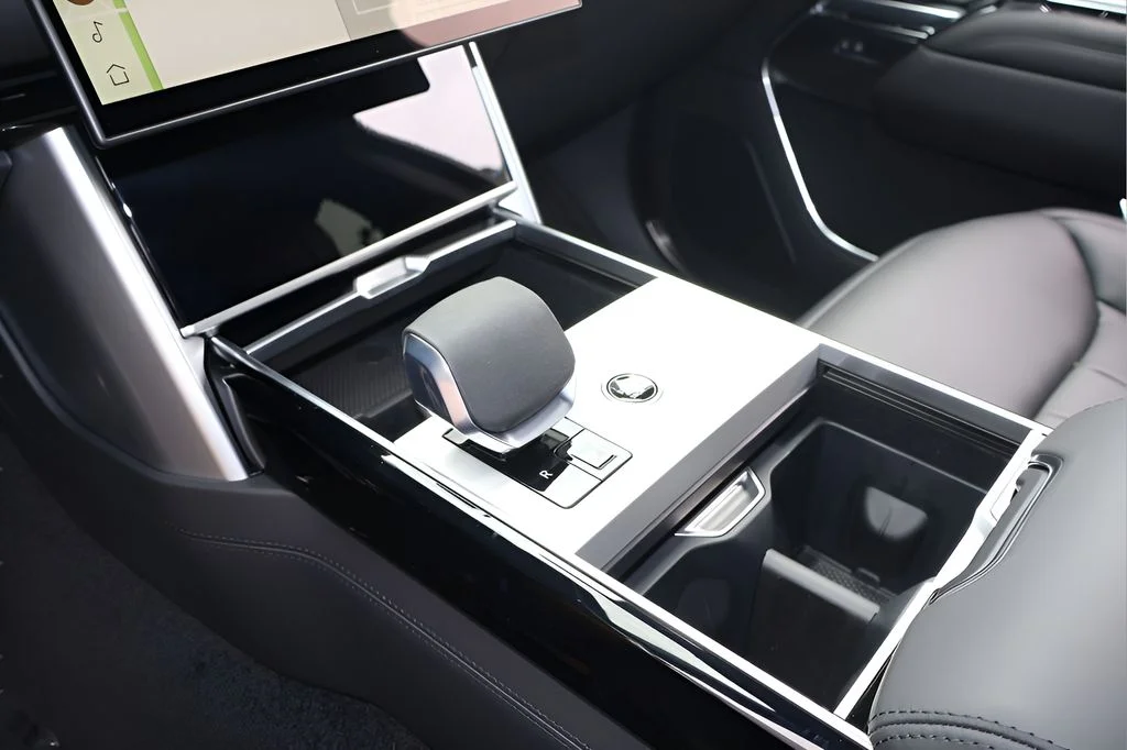 New 2026 Santorini Black Land Rover SE image 25