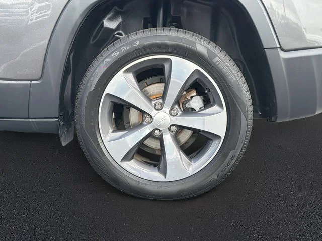 Used 2019 Gray Jeep Limited image 30