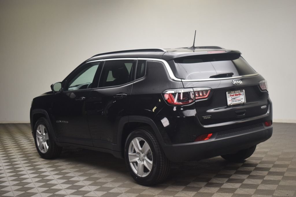 Used 2022 Black Jeep Latitude image 4