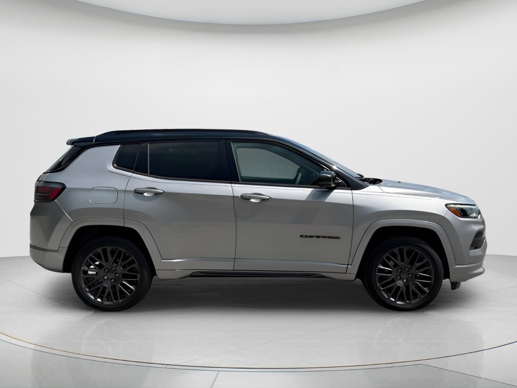Used 2023 Silver Jeep Limited image 4