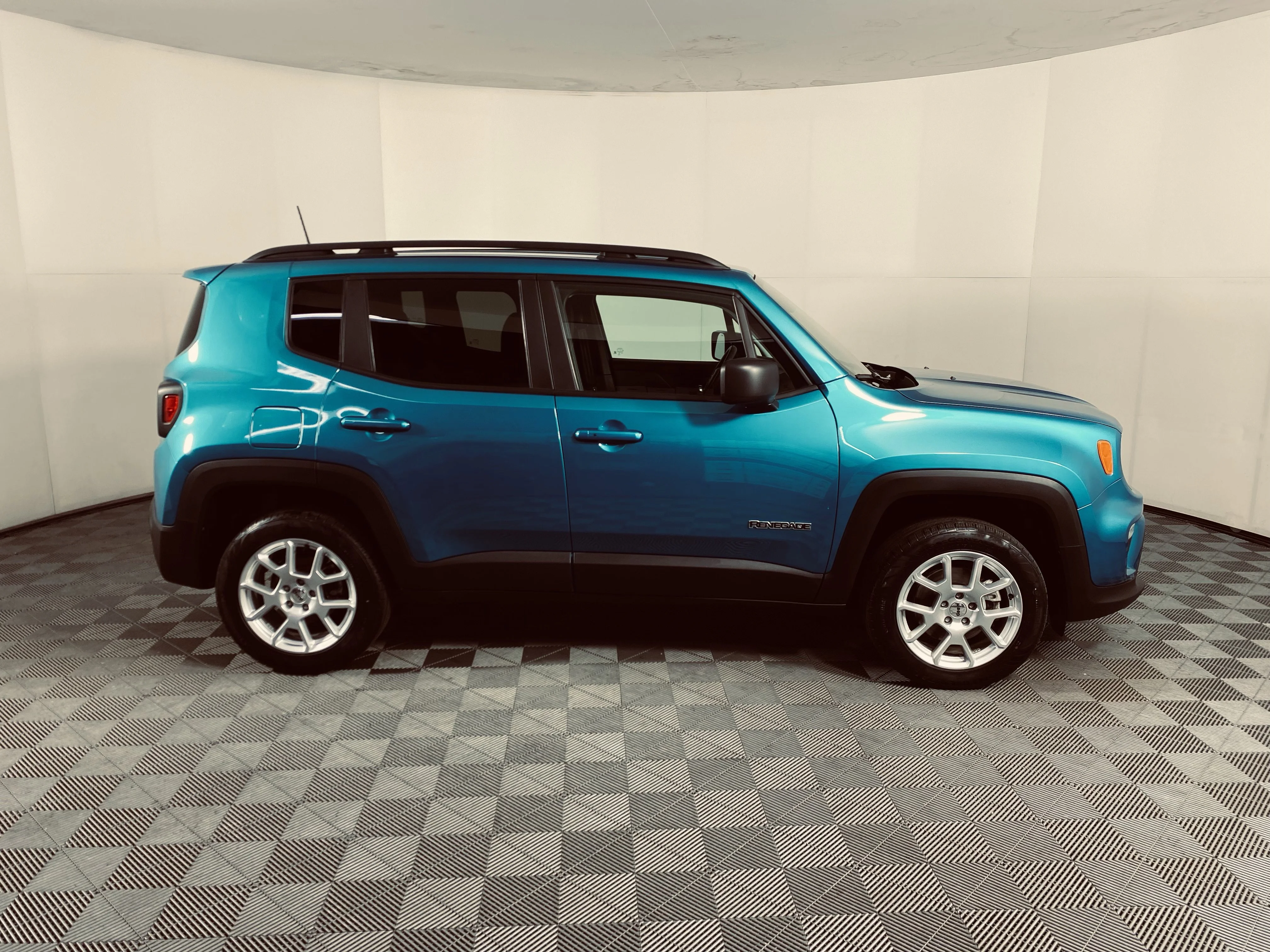 Used 2022 Bikini Metallic Clearcoat Jeep Latitude image 7