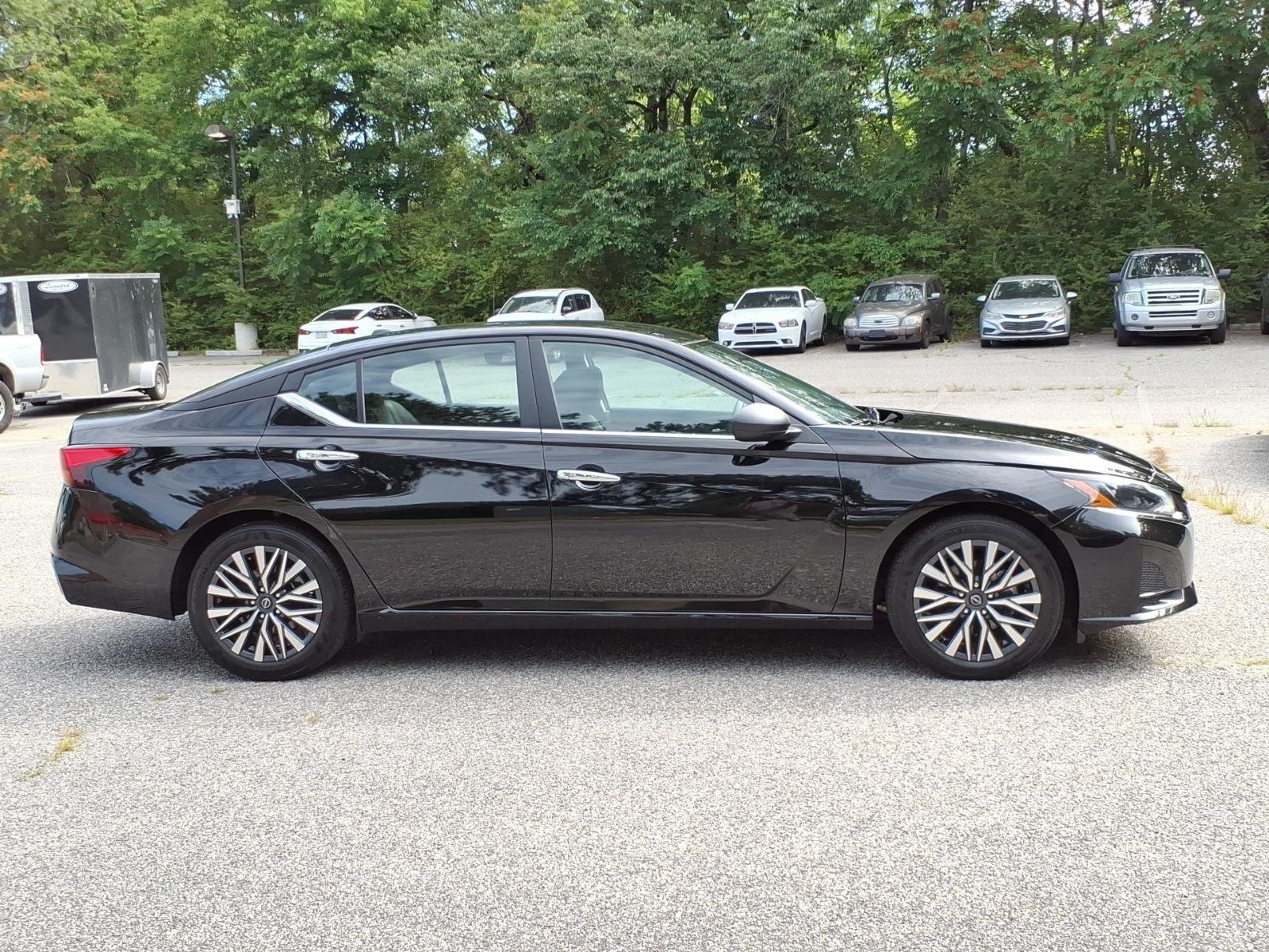 Used 2025 Super Black Nissan SV image 6