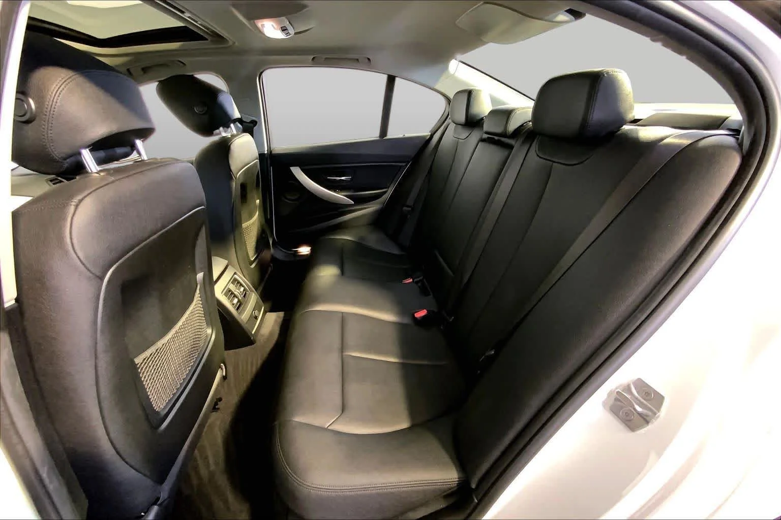 Used 2018 Alpine White BMW 320i xDrive image 21