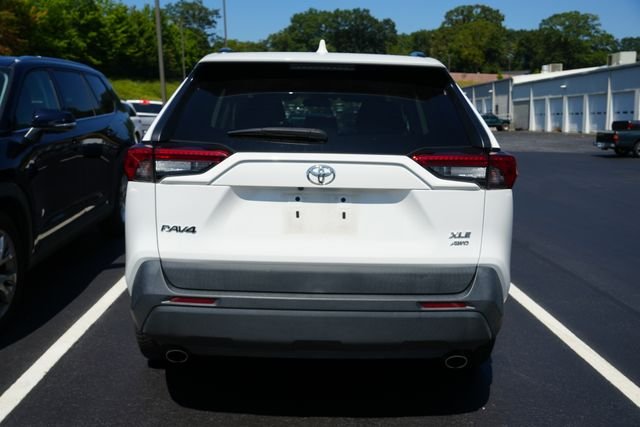 Used 2020 White Toyota XLE Premium image 11