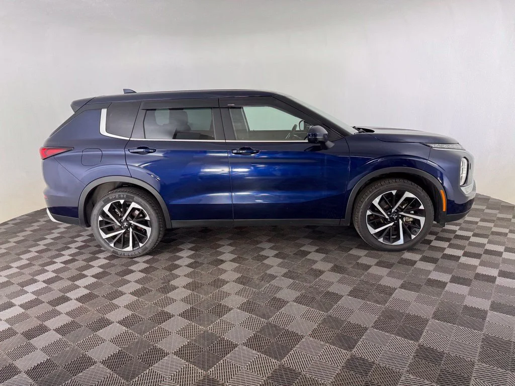 Used 2023 Blue Mitsubishi SE image 9