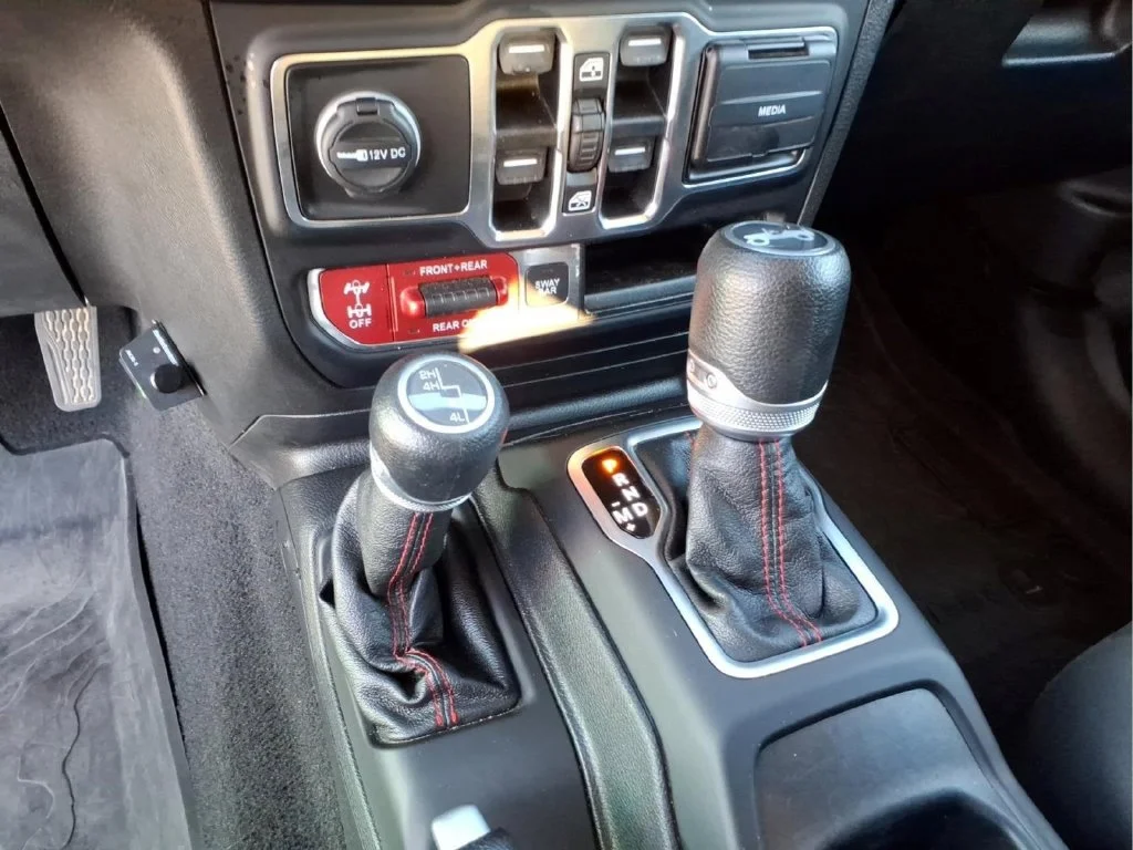Used 2020 Teal Jeep Unlimited Rubicon image 27
