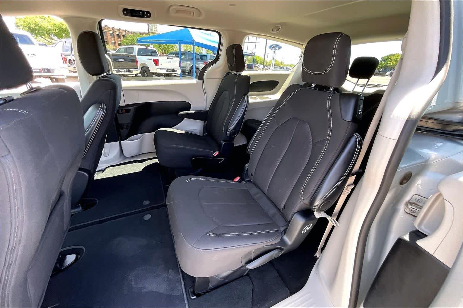 Used 2024 Silver Mist Clearcoat Chrysler LX image 19
