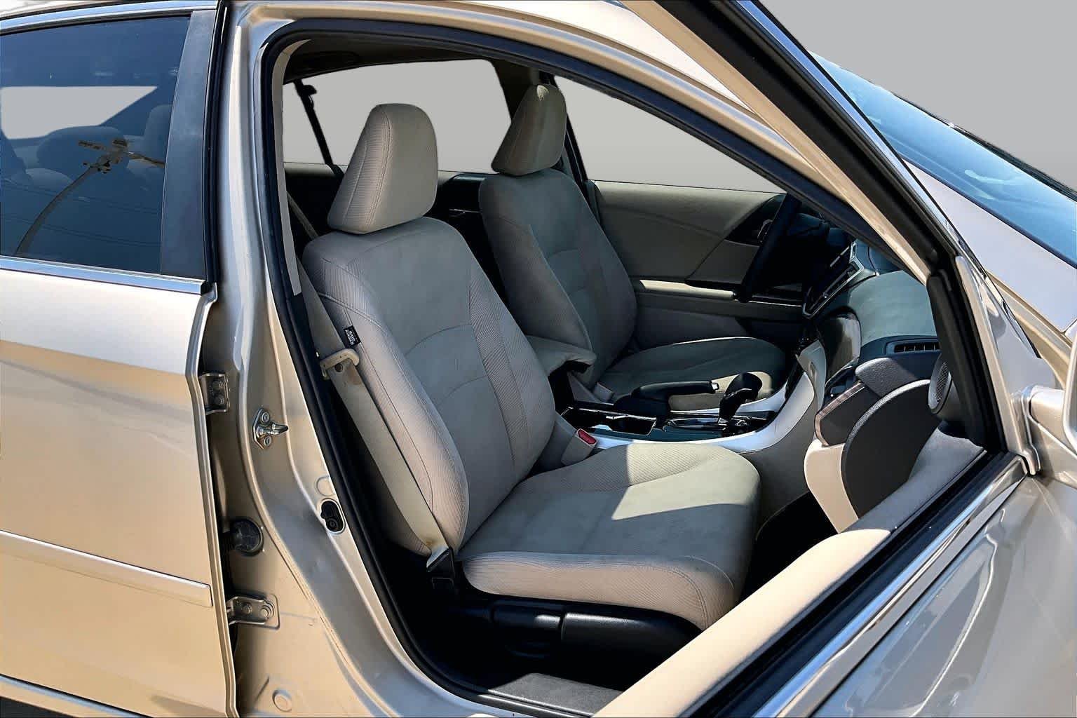 Used 2016 Champagne Frost Pearl Honda EX image 9