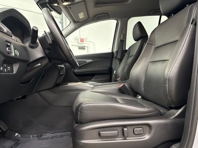 Certified Used 2023 Lunar Silver Metallic Honda RTL image 16
