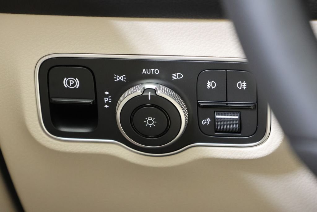 Used 2026 Night Black Mercedes-Benz GLB 250 image 19