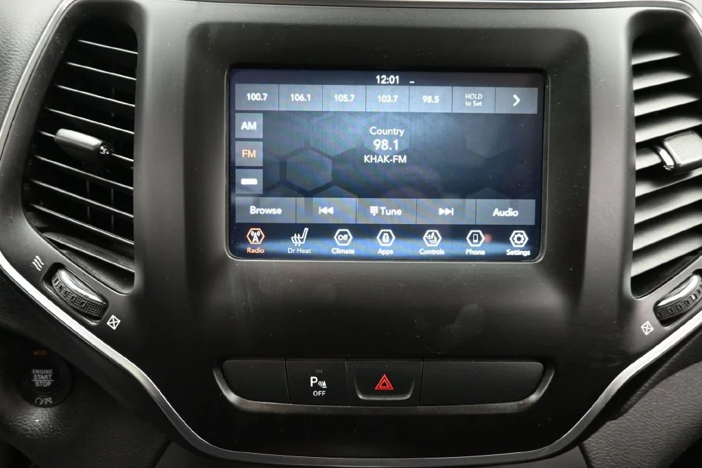 Used 2019 White Jeep Latitude Plus image 18