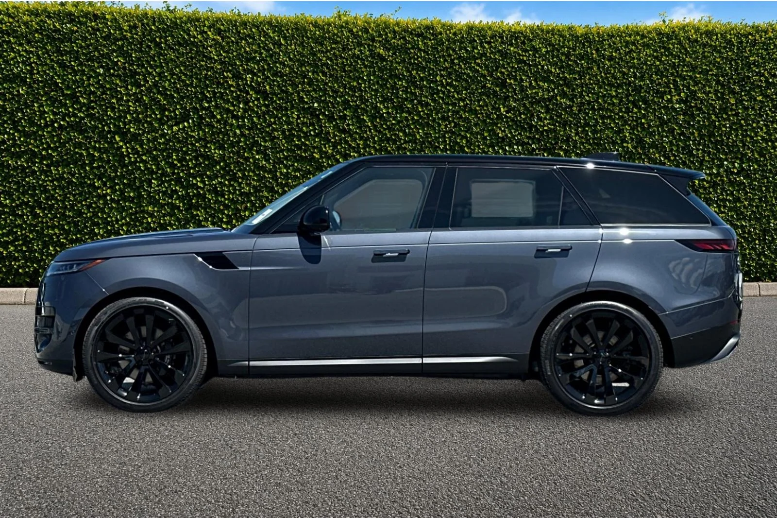 New 2026 Varesine Blue Land Rover SE image 3
